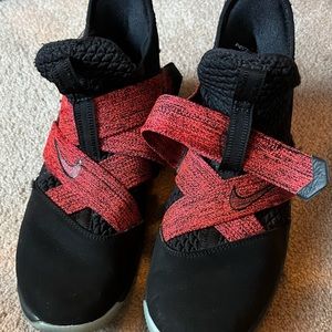 Nike size 7y Lebron Soldier basketball shoes